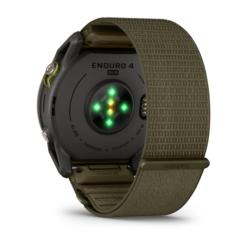 Mặt sau Garmin Enduro 4 với cảm biến Elevate Gen 5 và nắp đáy titanium