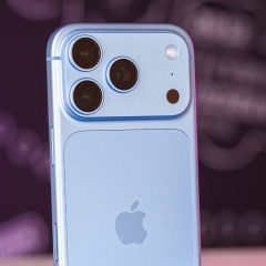 Mặt sau iPhone 18 Pro màu xanh với cụm ba camera