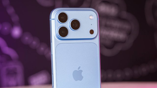 Mặt sau iPhone 18 Pro màu xanh với cụm ba camera