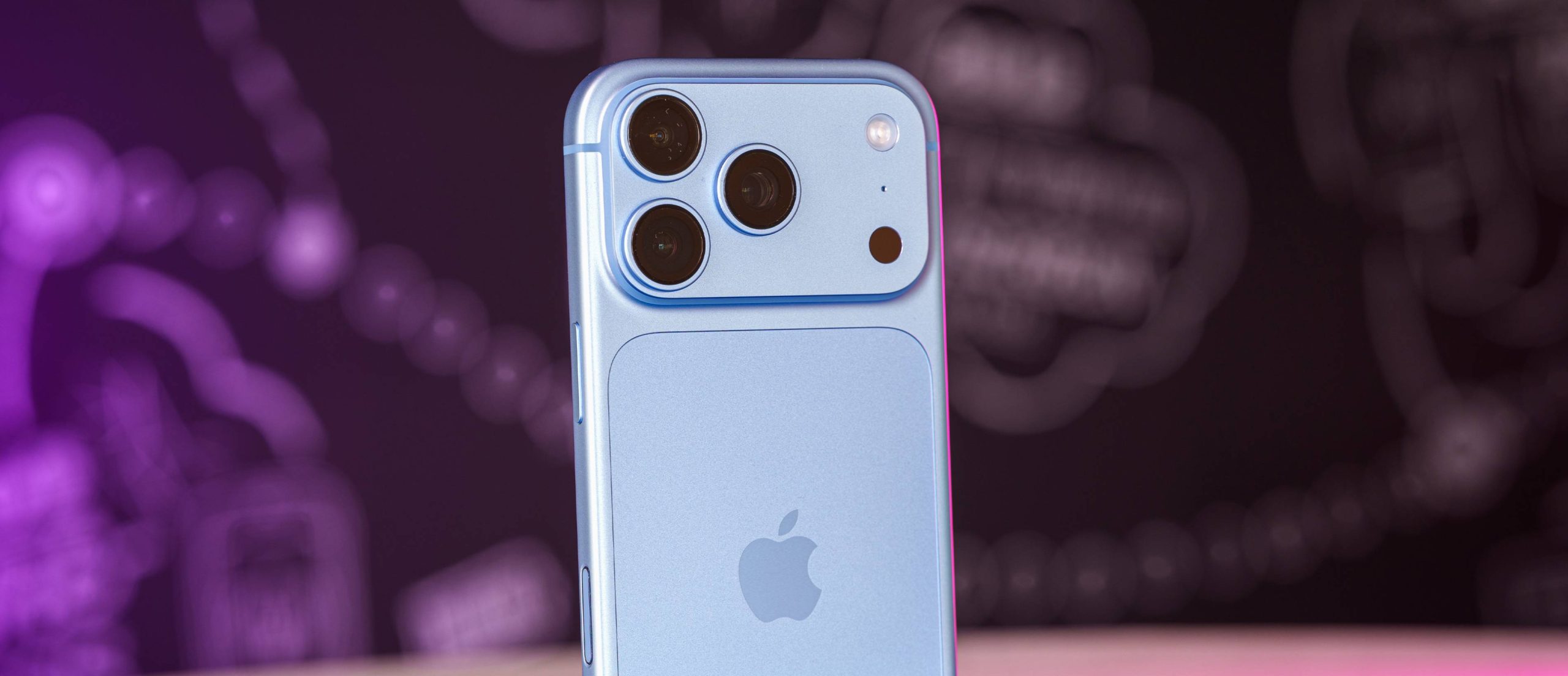 Mặt sau iPhone 18 Pro màu xanh với cụm ba camera