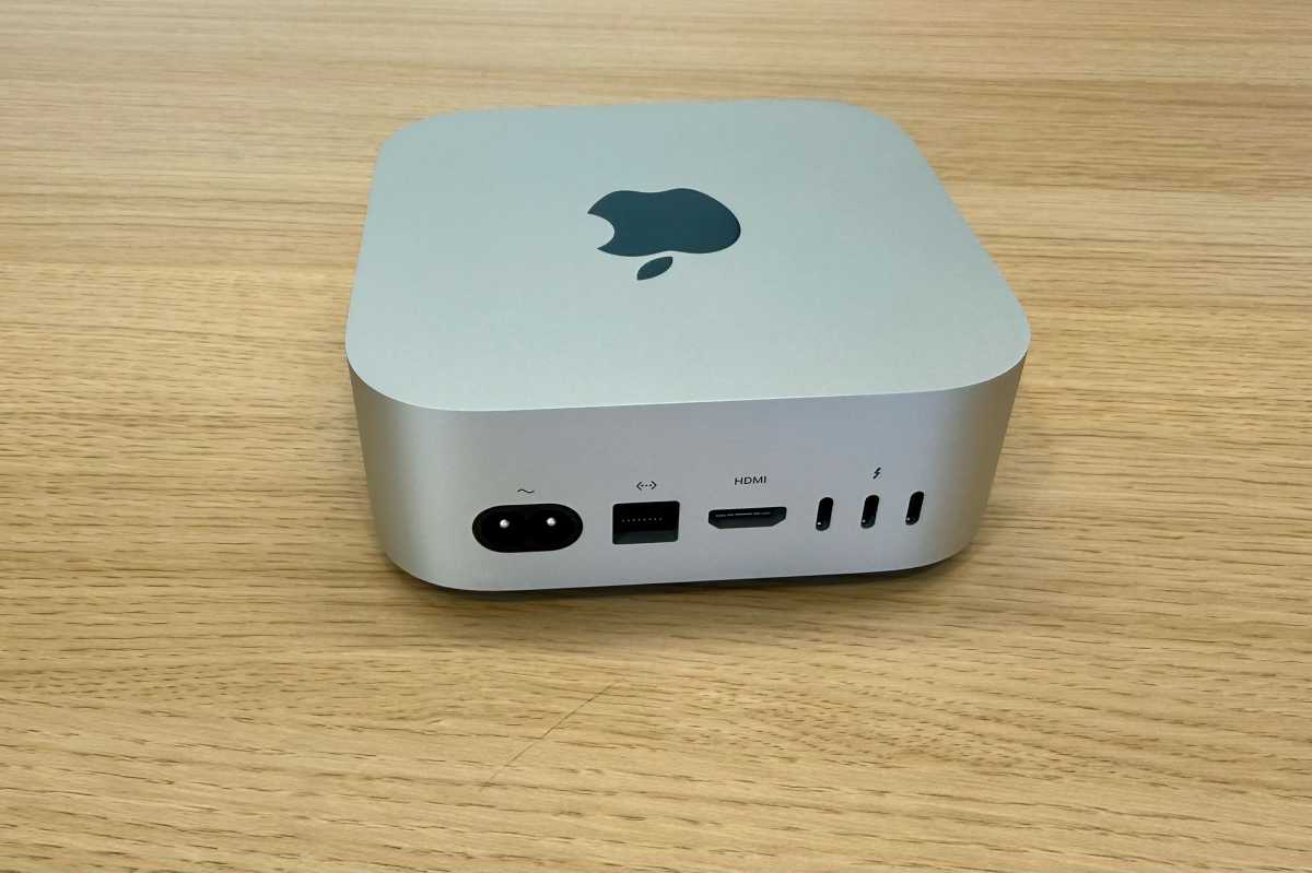 Mặt sau Mac mini với cổng nguồn, Ethernet, HDMI và ba cổng Thunderbolt