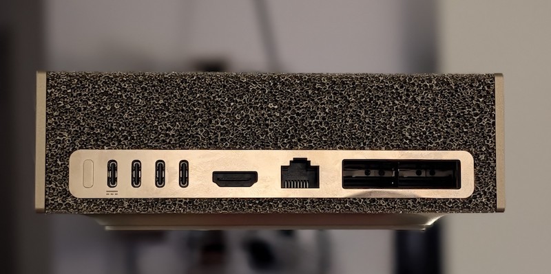 Mặt sau NVIDIA DGX Spark với cổng mạng QSFP ConnectX-7 200 Gbps