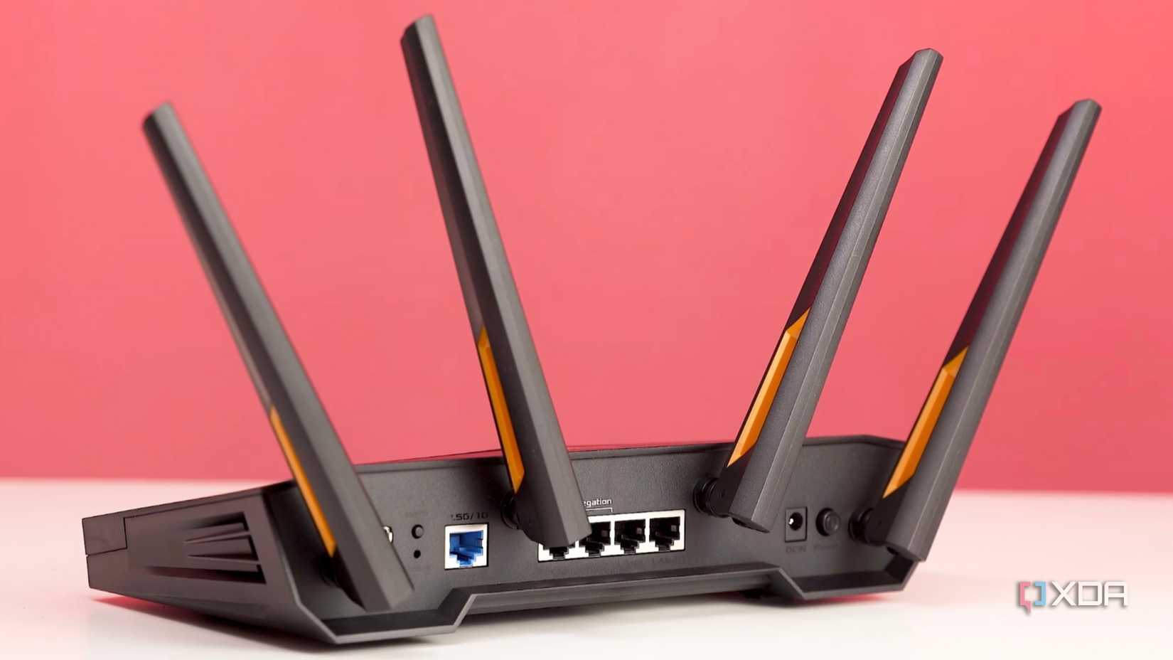 Mặt sau router ASUS TUF Gaming AX4200 với cổng mạng và bốn ăng-ten