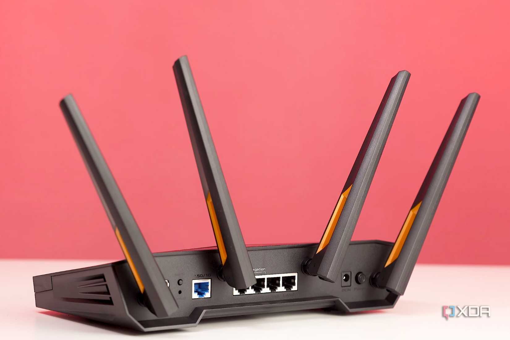 Mặt sau router ASUS TUF Gaming với các cổng mạng