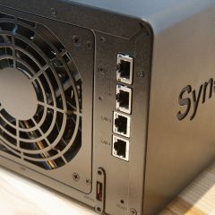Mặt sau thiết bị lưu trữ mạng Synology với các cổng Ethernet