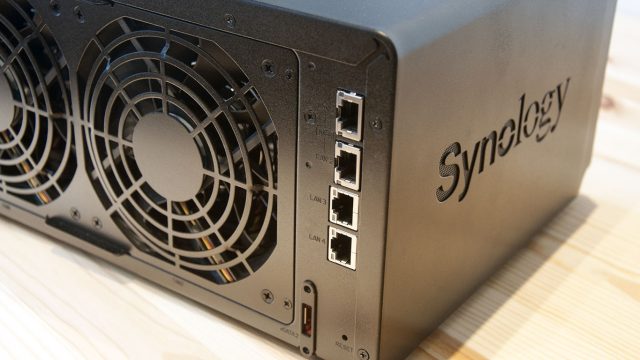 Mặt sau thiết bị lưu trữ mạng Synology với các cổng Ethernet