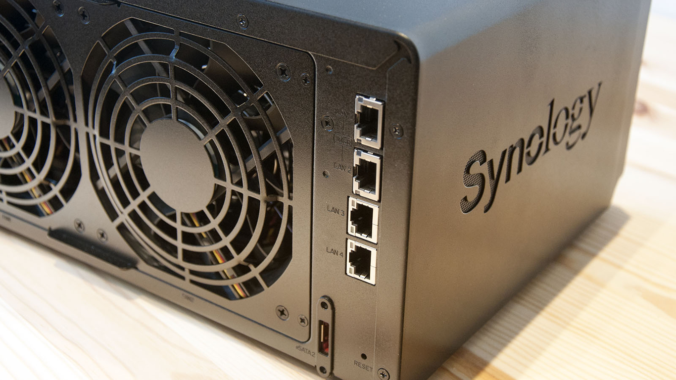 Mặt sau thiết bị lưu trữ mạng Synology với các cổng Ethernet