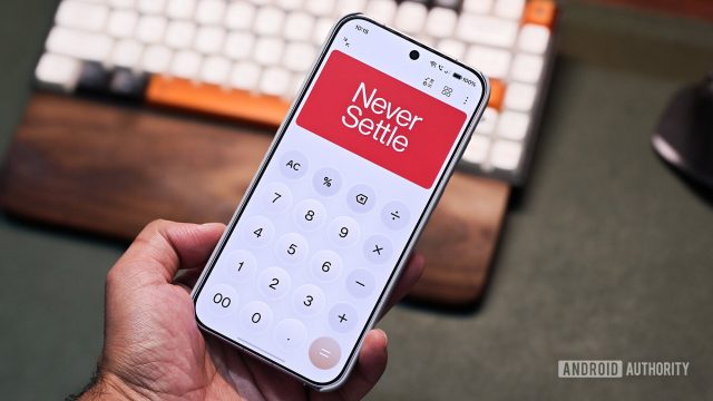 Mặt trước điện thoại OnePlus với khẩu hiệu Never Settle