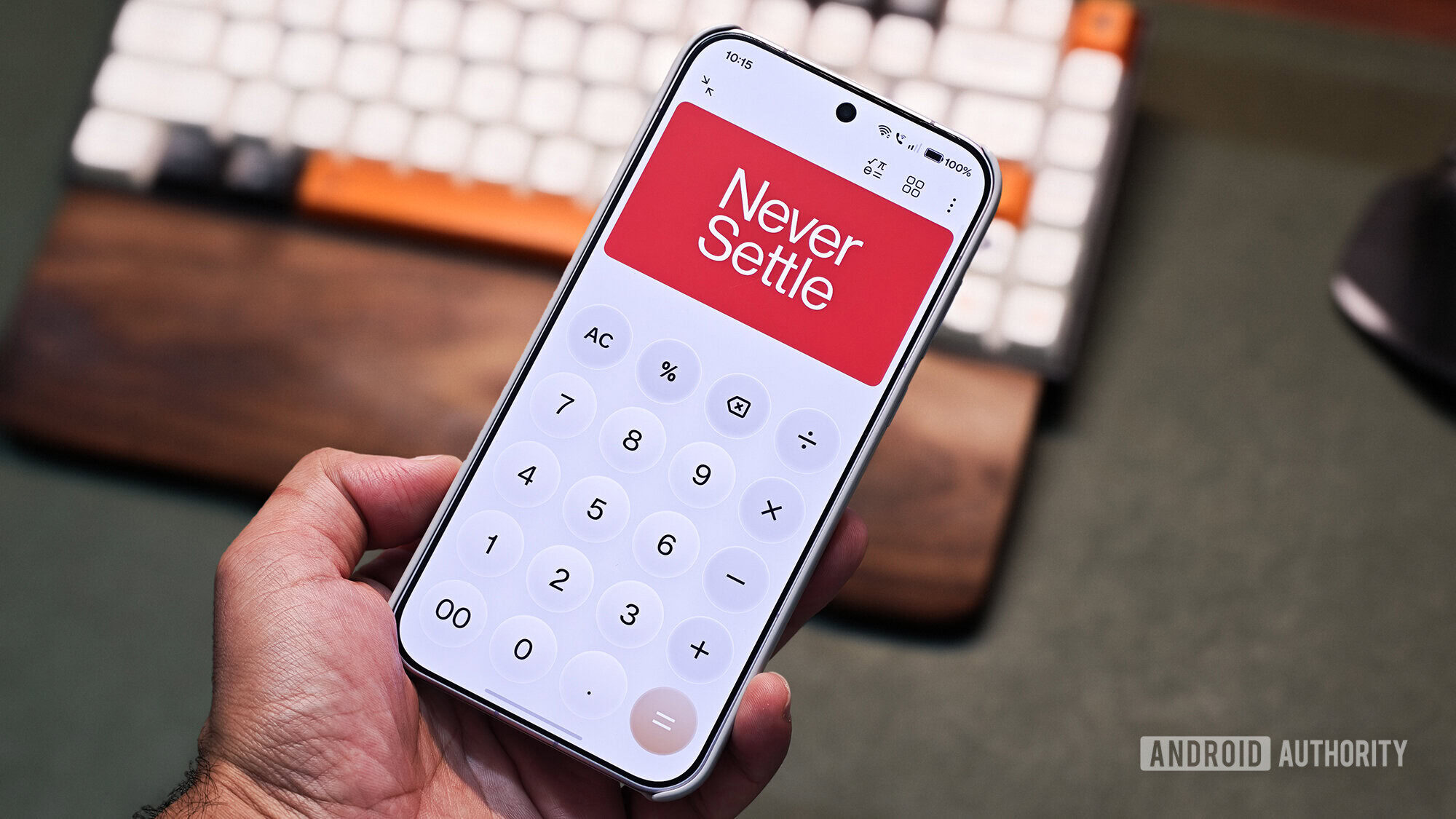 Mặt trước điện thoại OnePlus với khẩu hiệu Never Settle