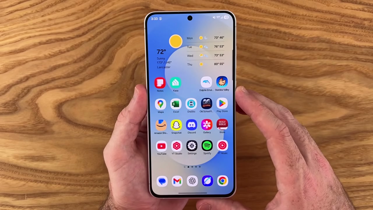 Mặt trước điện thoại Samsung Galaxy S25 FE đang mở màn hình chính.