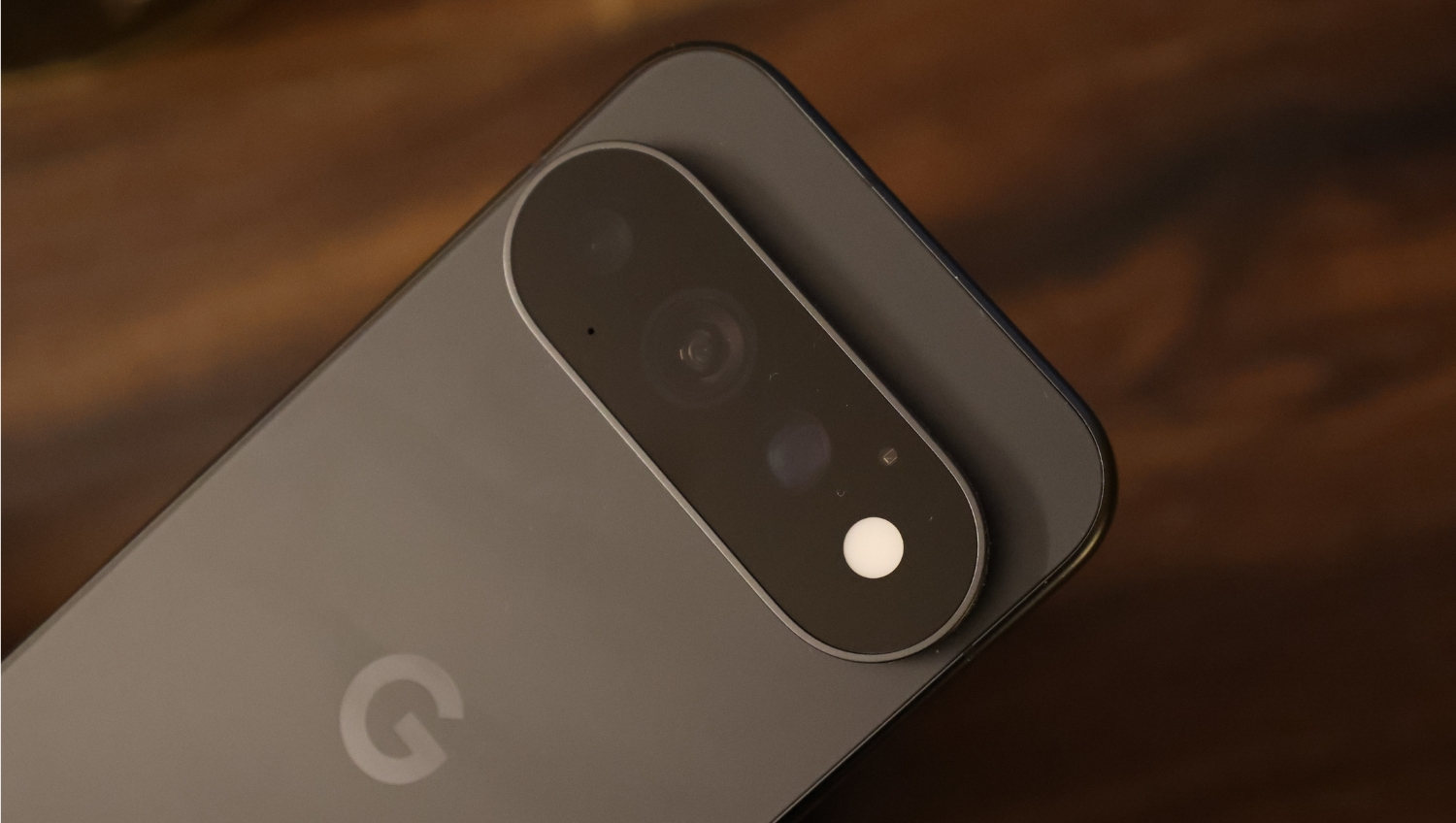 Mặt trước Google Pixel 11 Pro, thế hệ trước dùng để đối chiếu với tin rò rỉ Pixel 12