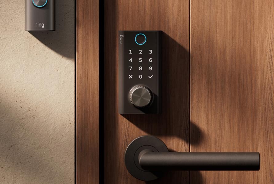 Mặt trước khóa thông minh Ring Smart Lock với bàn phím cảm ứng, cảm biến vân tay và núm xoay Power Dial.