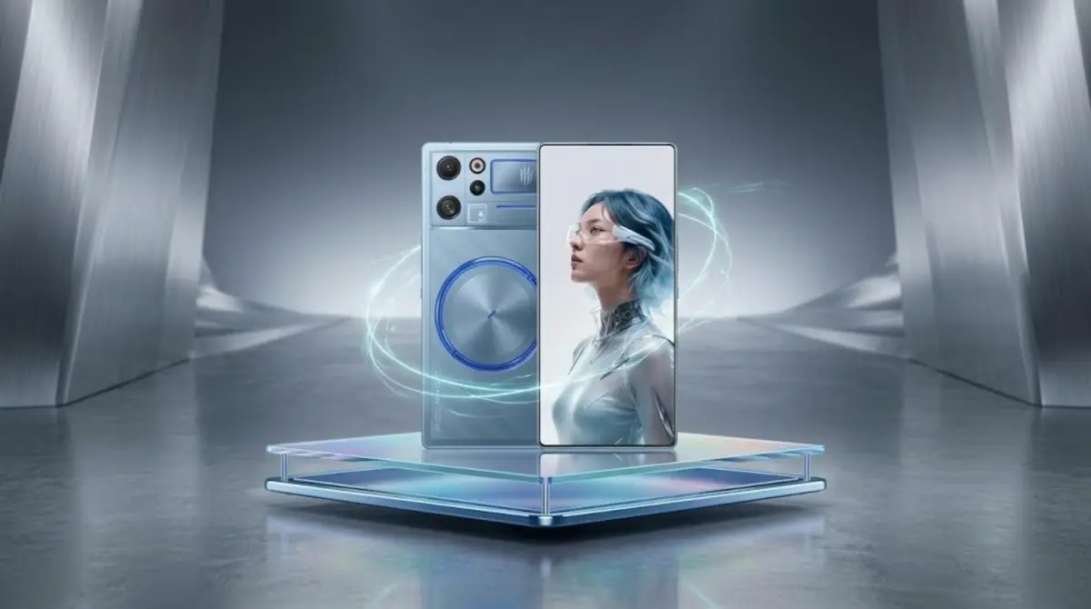 Mặt trước và mặt sau phiên bản trong suốt của RedMagic 12 Pro+