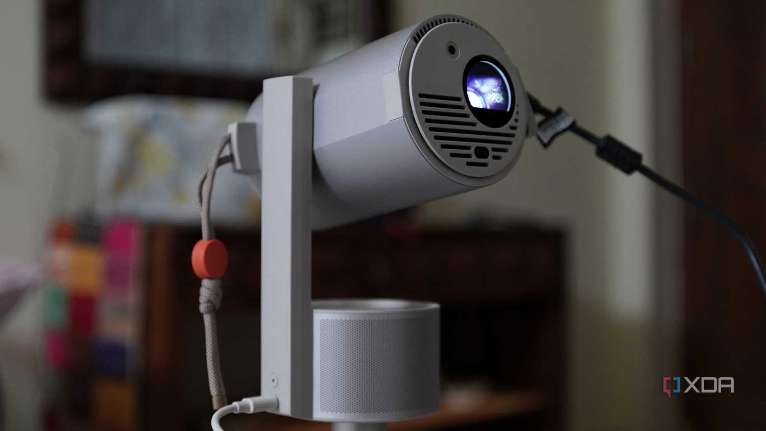 Mặt trước máy chiếu XGIMI MoGo 3 Pro với các khe thông gió