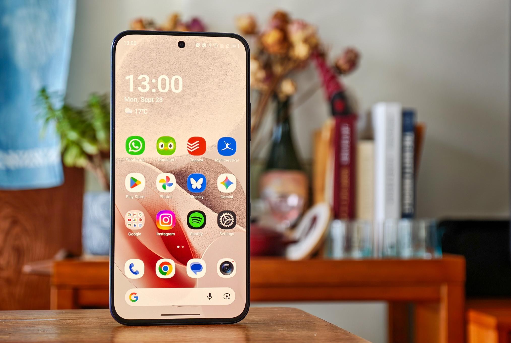 Mặt trước của máy hiển thị trang tin tức dưới góc nhìn nghiêng
