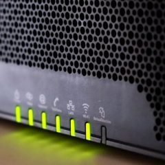 Mặt trước router gia đình với dãy đèn báo LED xanh, lưới tản nhiệt tối màu