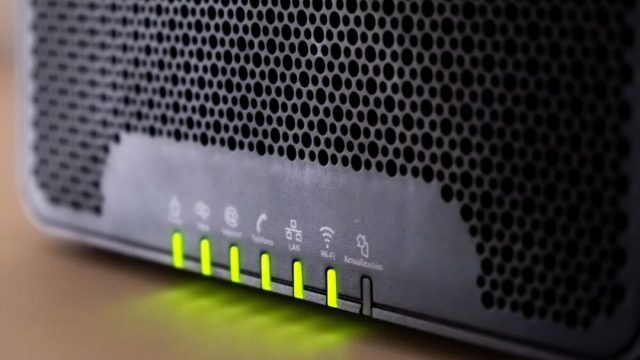 Mặt trước router gia đình với dãy đèn báo LED xanh, lưới tản nhiệt tối màu