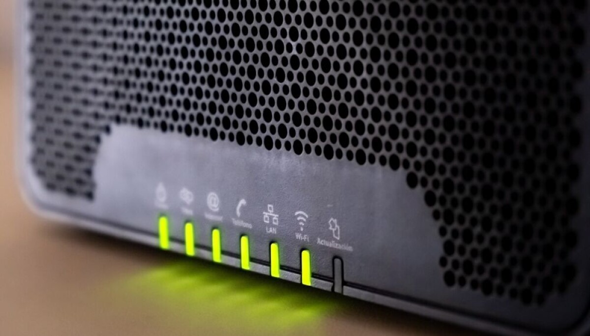 Mặt trước router gia đình với dãy đèn báo LED xanh, lưới tản nhiệt tối màu