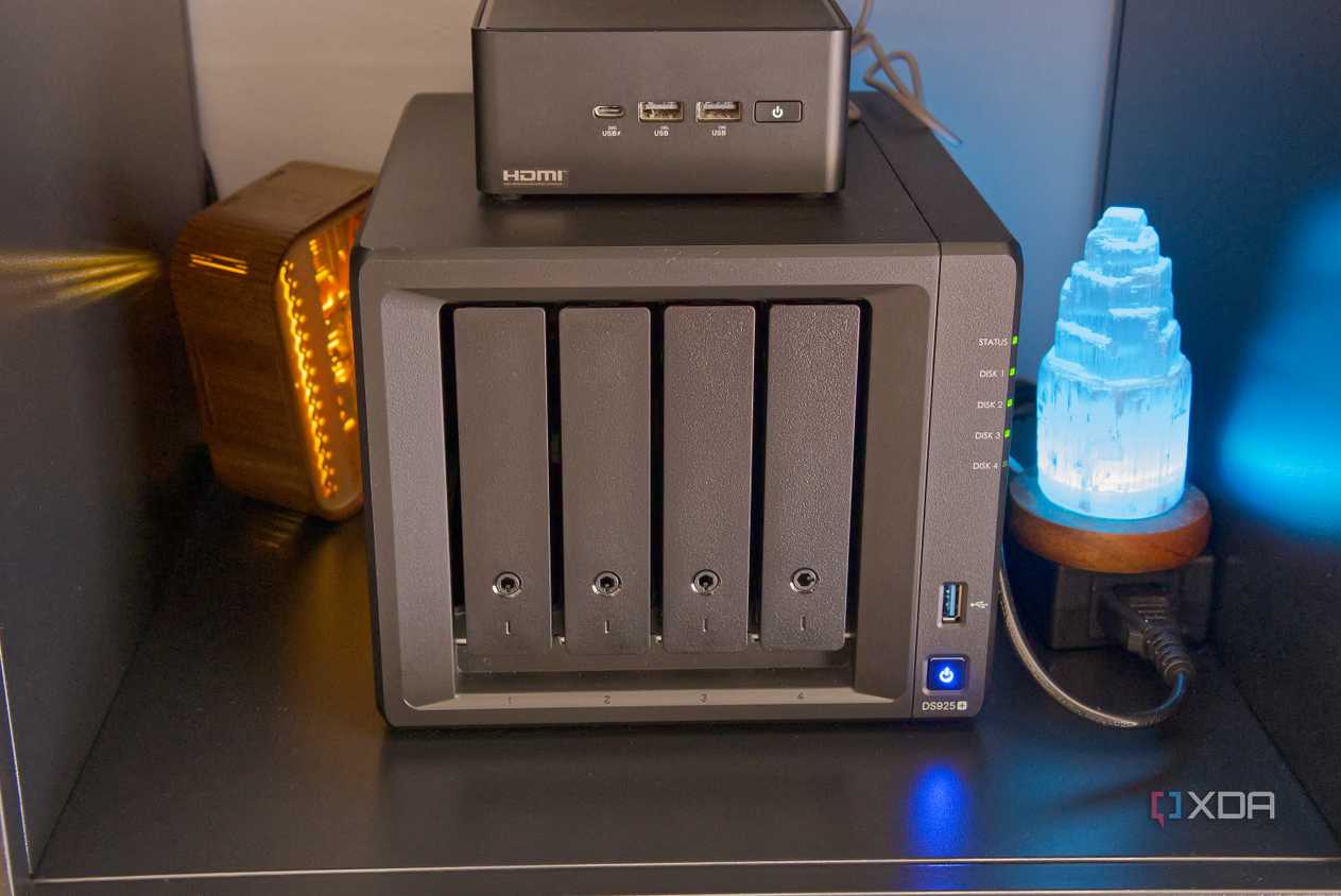 Mặt trước Synology DS925+ NAS với máy tính mini ở phía trên