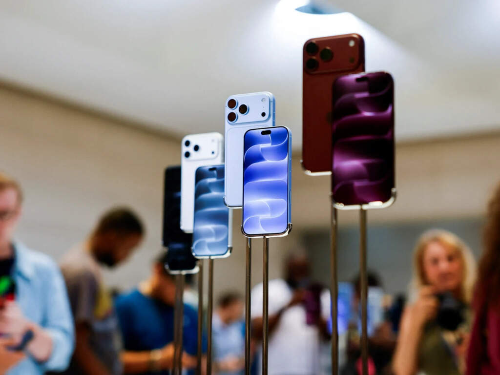 Các mẫu iPhone trưng bày tại cửa hàng Apple Store trong đợt mở bán