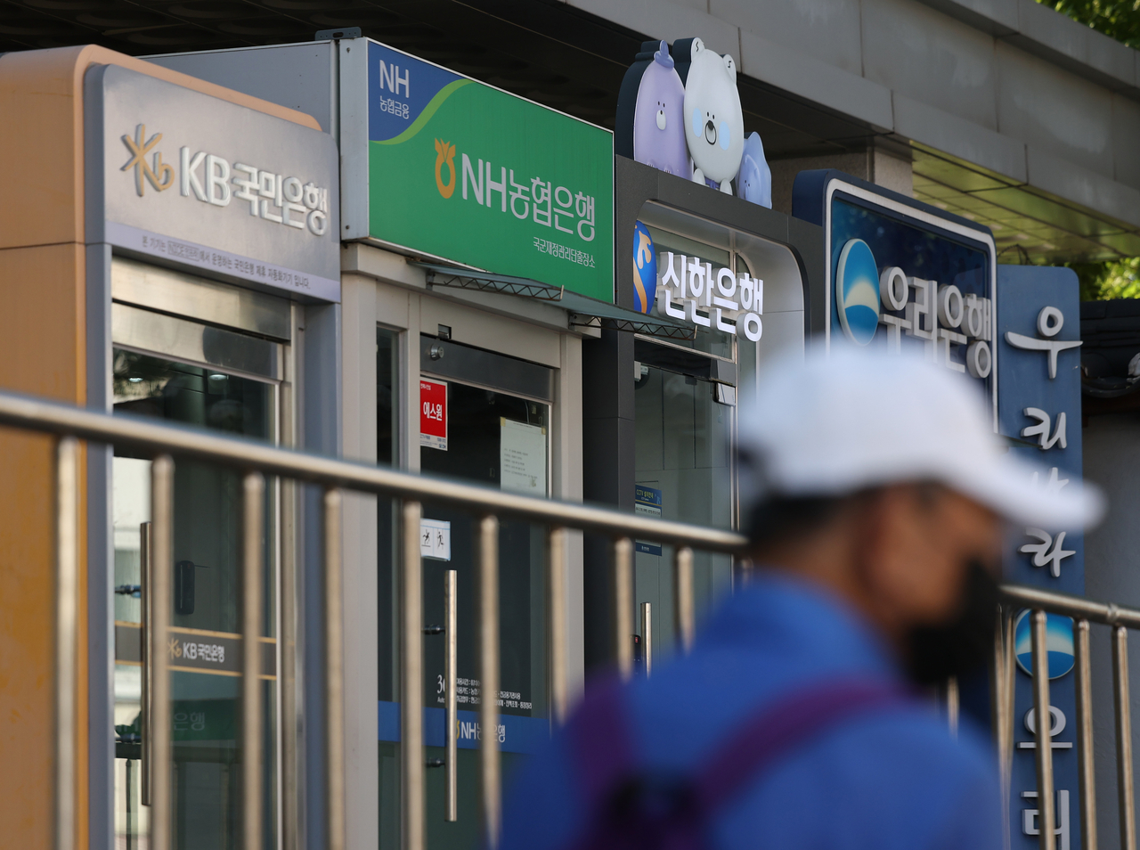 Các máy ATM của nhiều ngân hàng tại Seoul
