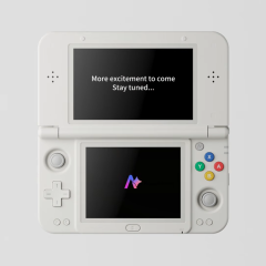 Máy chơi game Anbernic RG DDS màu trắng, thiết kế hai màn hình gập.