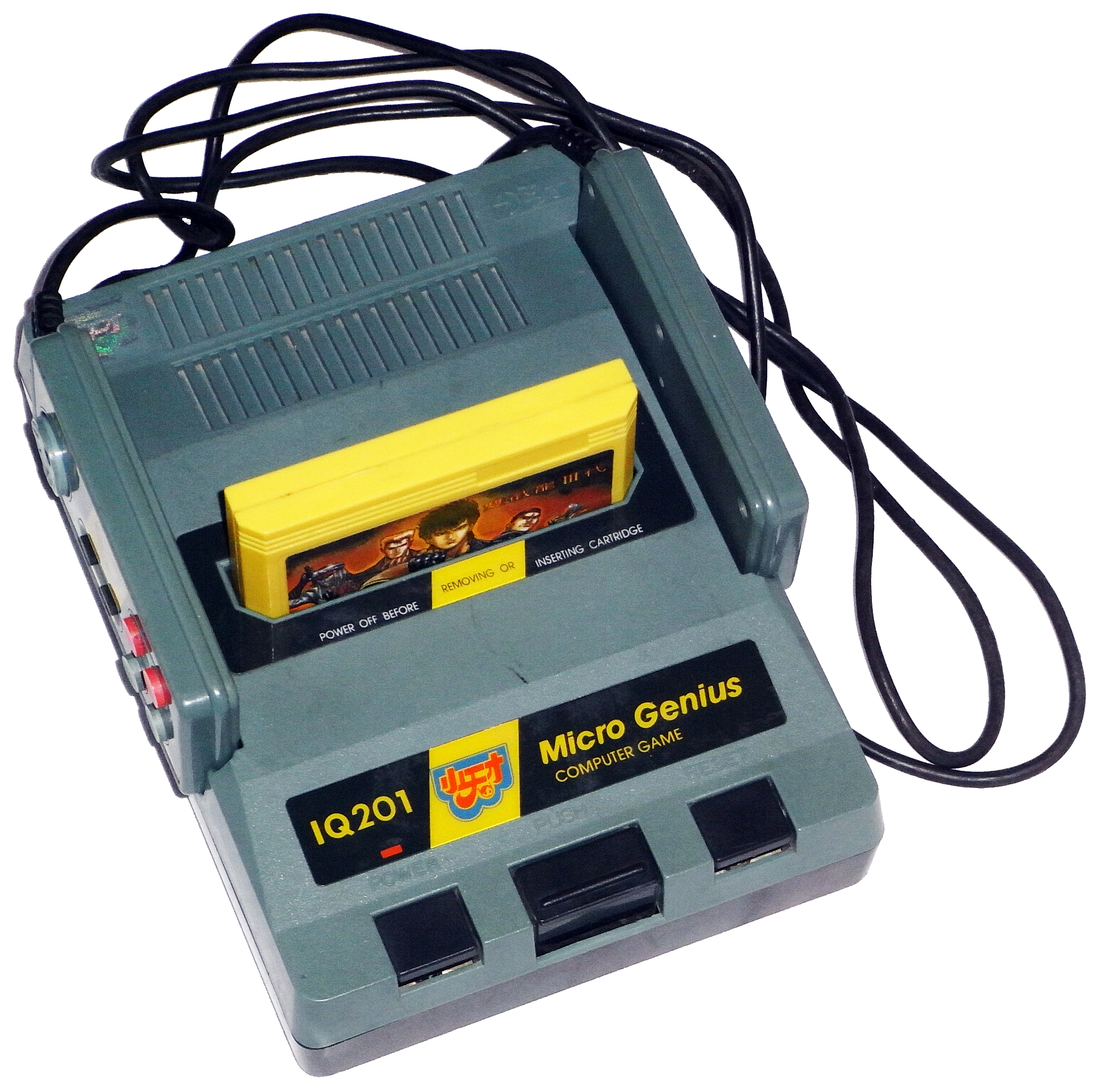 Máy chơi game Micro Genius IQ-201 clone Famicom đang cắm cuốn băng game màu vàng