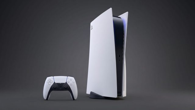 Máy chơi game PlayStation 5 đặt đứng cạnh tay cầm DualSense trên nền tối.