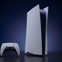 Máy chơi game PlayStation 5 tiêu chuẩn và tay cầm DualSense không dây màu trắng