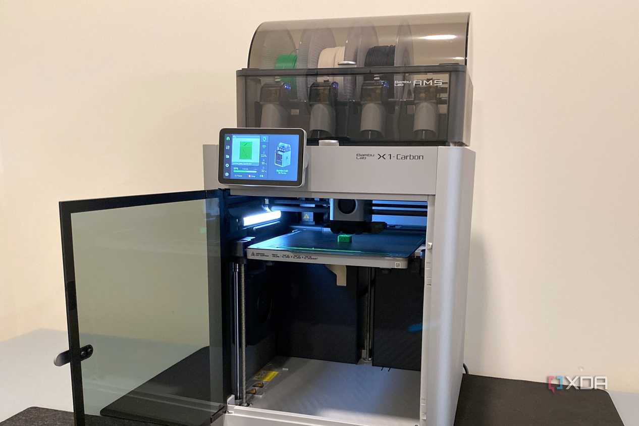 Máy in 3D Bambu Lab X1-Carbon mở cửa buồng kín