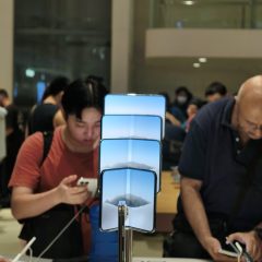 Các máy iPhone Duo trưng bày trên bàn tại Apple Store