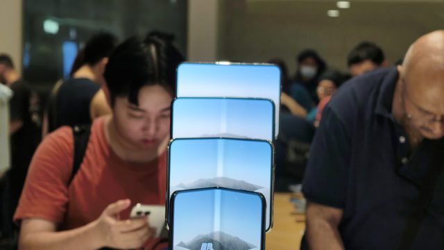 Các máy iPhone Duo trưng bày trên bàn tại Apple Store