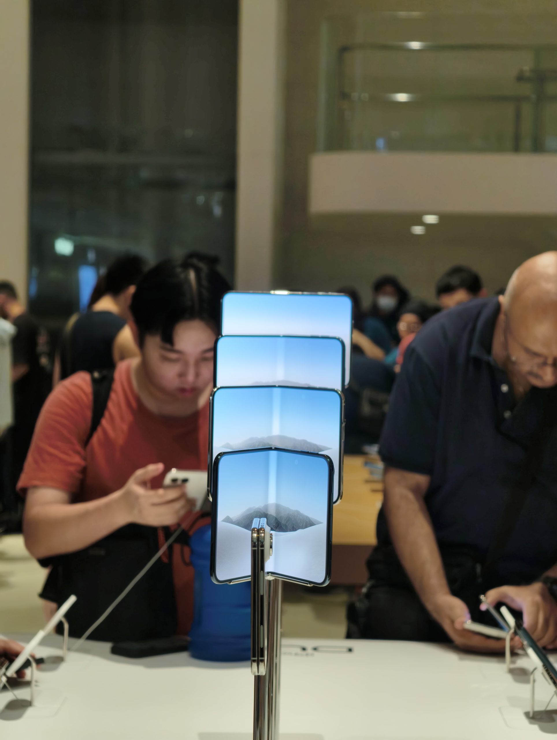 Các máy iPhone Duo trưng bày trên bàn tại Apple Store