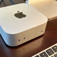 Máy Mac mini màu bạc trên bàn cạnh bàn phím