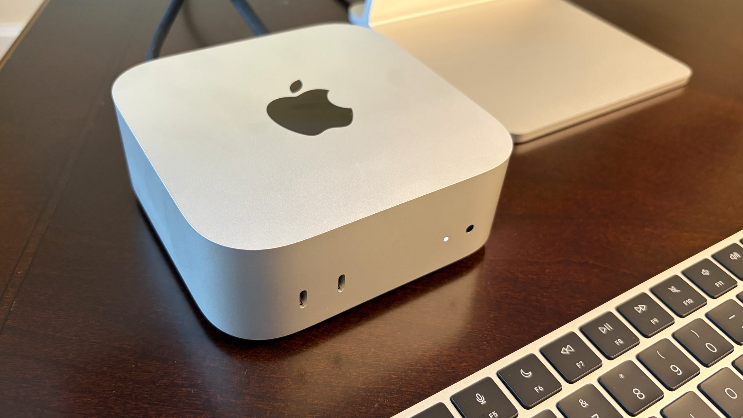Máy Mac mini màu bạc trên bàn cạnh bàn phím