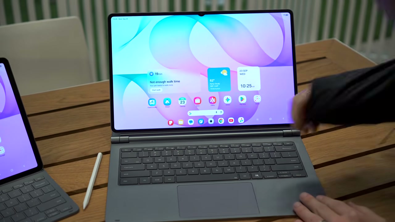 Dựng máy với bàn phím phục vụ một tải sử dụng khác phát video ngoại tuyến, nên cần cân nhắc pin theo công việc thực tế.