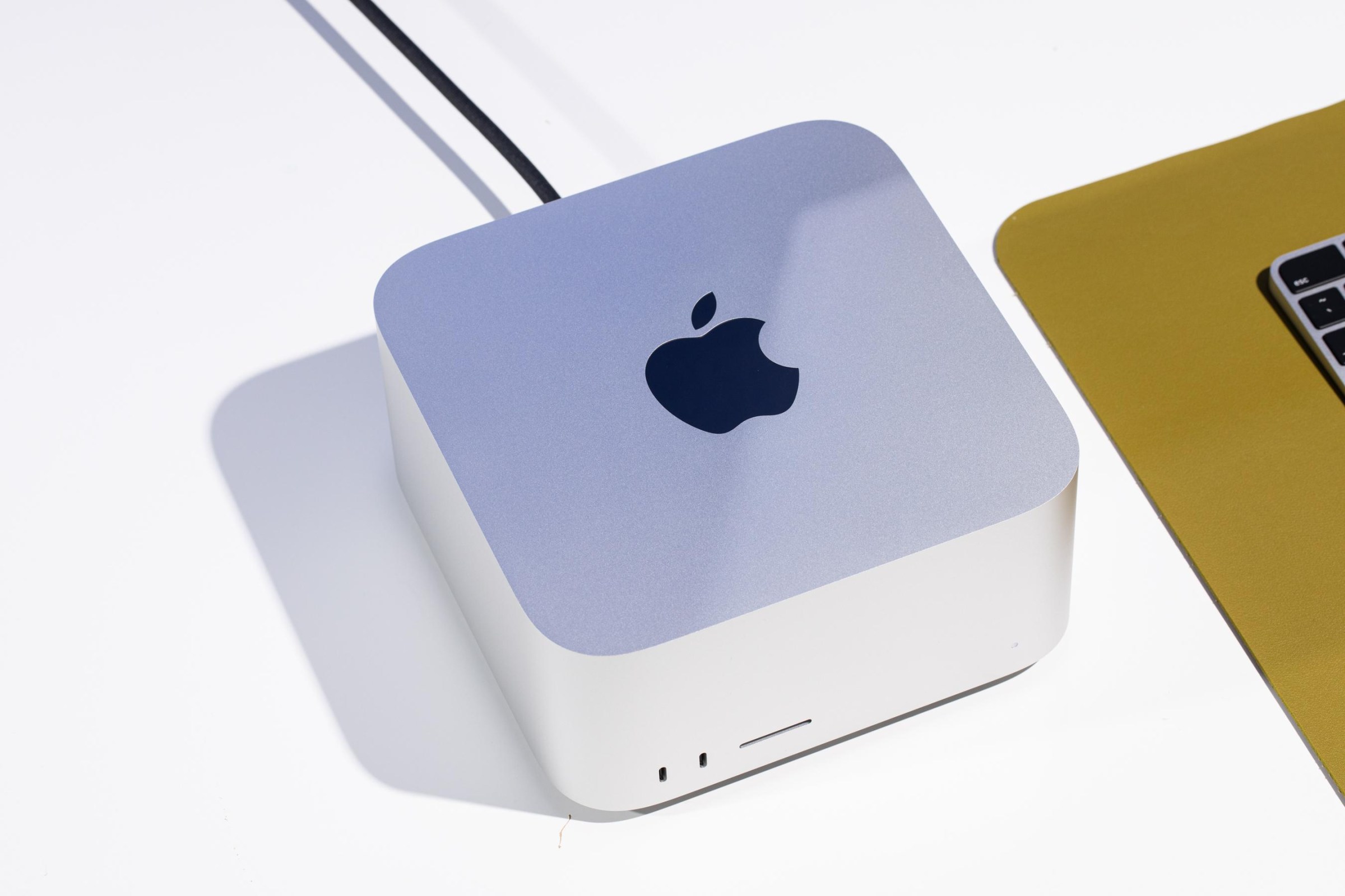 Máy tính để bàn Apple Mac Studio.
