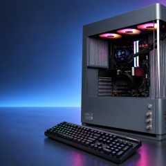 Máy tính để bàn CyberPowerPC với card đồ họa GeForce RTX và thiết bị ngoại vi RGB.