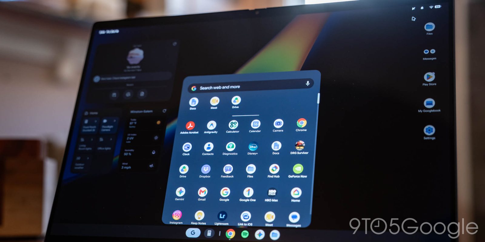 Máy tính Googlebook hiển thị màn hình chính