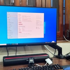 Máy tính hiển thị giao diện Windows 10