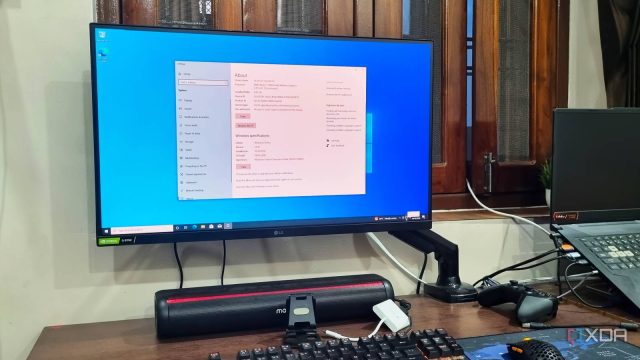Máy tính hiển thị giao diện Windows 10