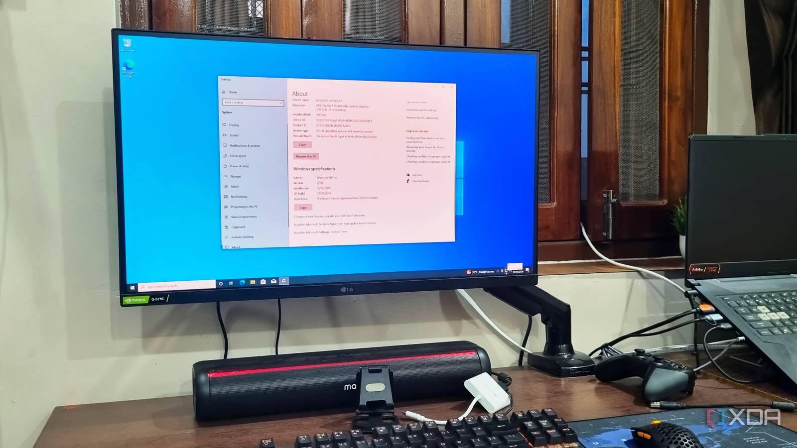 Máy tính hiển thị giao diện Windows 10