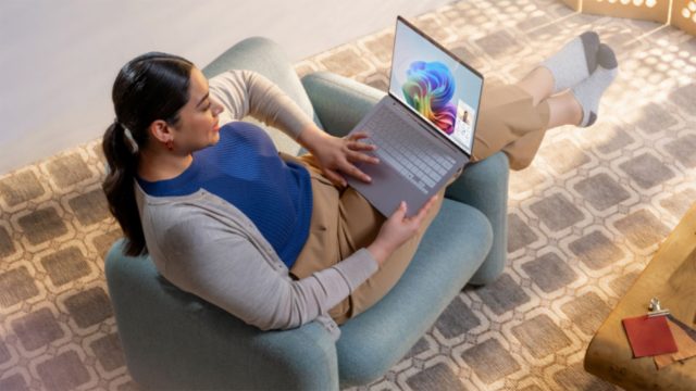Máy tính xách tay hiển thị giao diện Windows 11