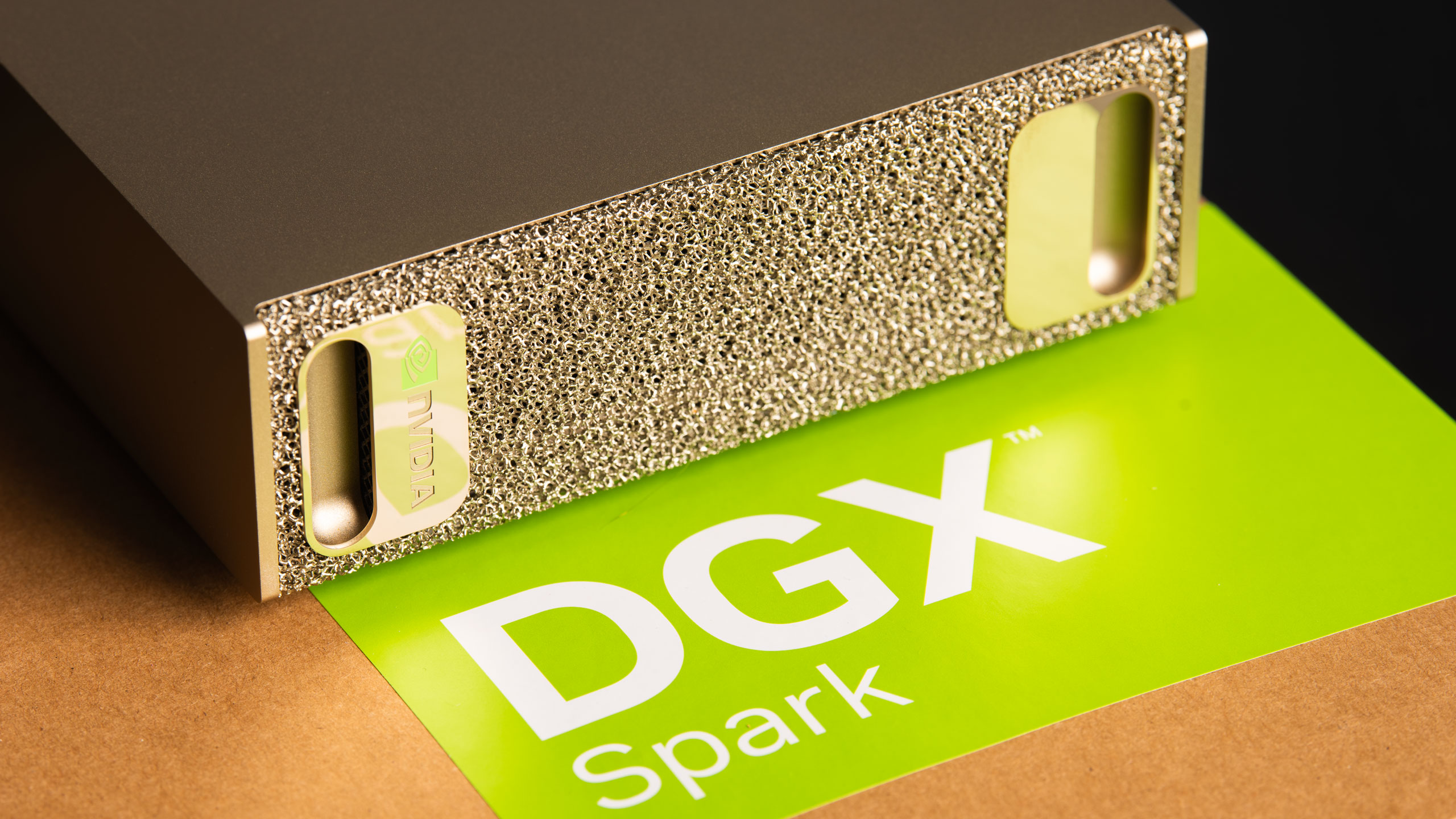 Máy trạm AI cá nhân NVIDIA DGX Spark