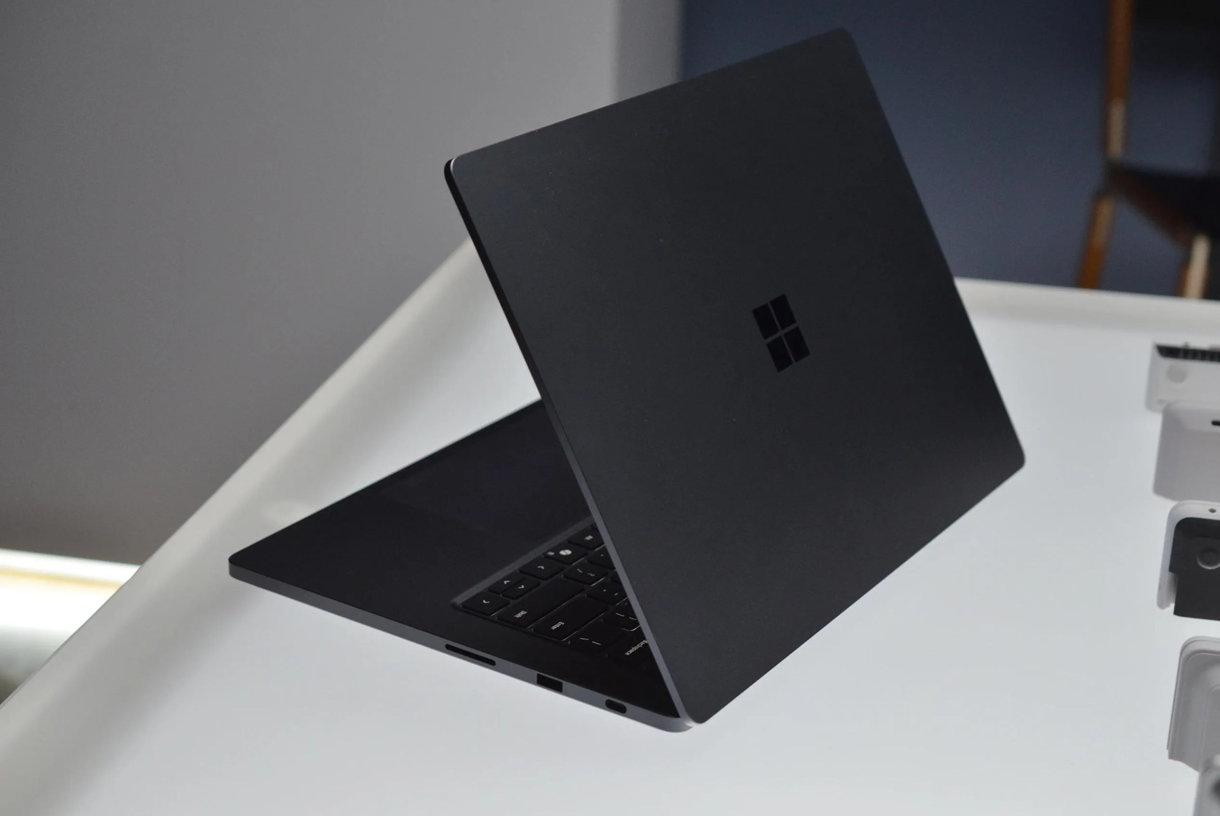 Microsoft Surface Laptop Ultra màu đen Nightfall