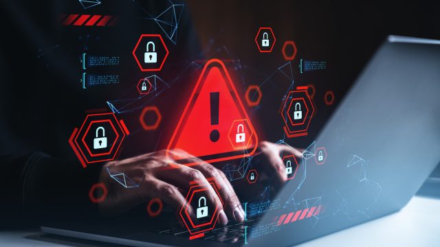 Ảnh minh họa cảnh báo bảo mật bên bàn phím laptop