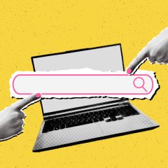 Hình minh hoạ laptop với thanh tìm kiếm và hai bàn tay chỉ vào, nền vàng