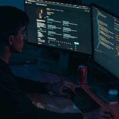 Ảnh minh họa người làm việc với mã máy tính trong bối cảnh sự cố chứng chỉ web eMudhra.