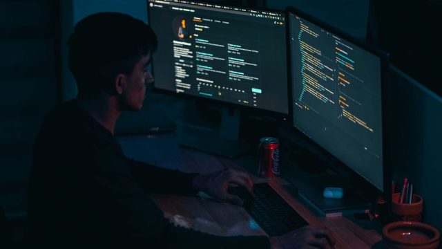 Ảnh minh họa người làm việc với mã máy tính trong bối cảnh sự cố chứng chỉ web eMudhra.