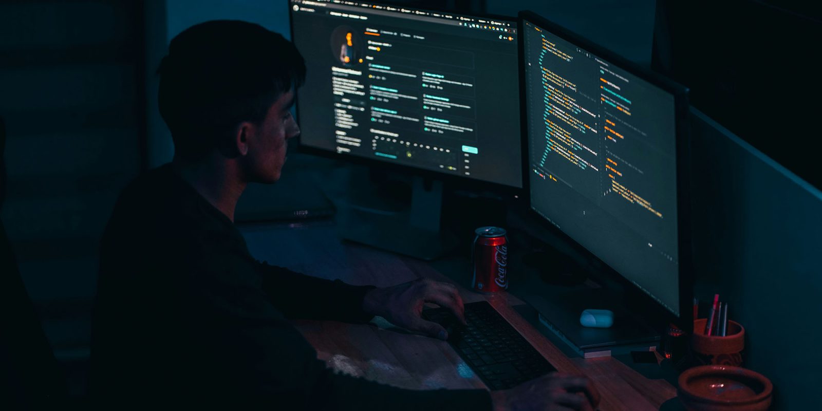 Ảnh minh họa người làm việc với mã máy tính trong bối cảnh sự cố chứng chỉ web eMudhra.